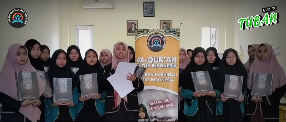 Santri memegang mushaf wakaf